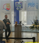 Bürgermeister Jürgen Markwardt bei der Anpsprache des 750 jährigen Stadtjubiläums auf dem Neujahrsempfang und die 1.ste Projekteule auf dem Podium.